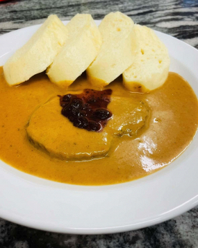  Pečené kachní stehno, červené zelí, domácí knedlí