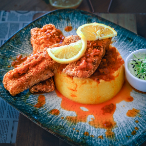 File de salau in custa de malai pe pat de mamaliga, salsa de ceapa si crema de usturoi cu avocado 