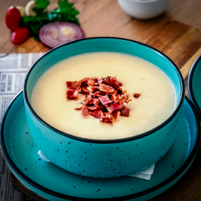 Supa crema de pastarnac cu telina si bacon crispy si bagheta crocanta cu branza fina