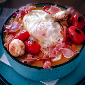 Mamaliga cu branza de burduf, oua ochiuri, ciuperci si rosii cherry coapte, kaiser 390g