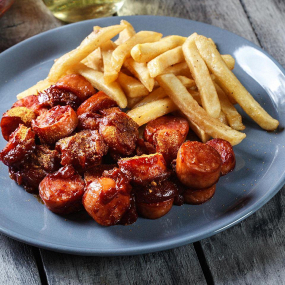 Currywurst mit Pommes