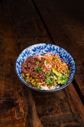 BBQ UDON NOODLES (710kcal/S:65,3g/T:22g/B:38g)