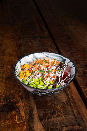 BEET POKÉ  (716kcal/S:63,7g/T:46,4g/B:17,3g)