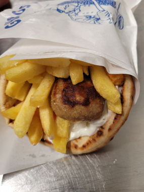 Bifteki mit Schafskäse Pita