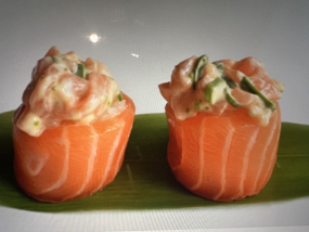 104. GUNKAN SPICY SALMON 