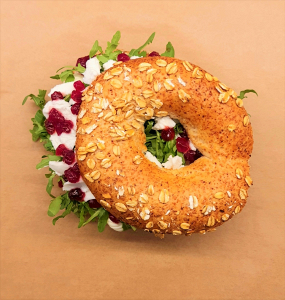 8.Kozí sýr a brusinky