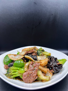 Ternera con vegetales salteados