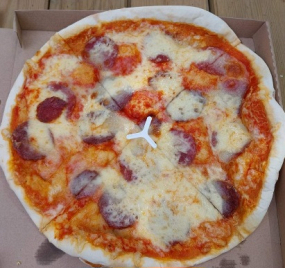 Szalámis pizza