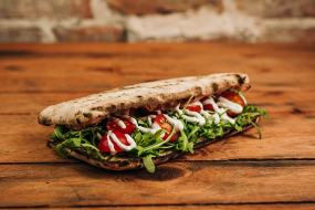 KANAPKA Z CIASTA NA PIZZĘ Z PEPPERONI