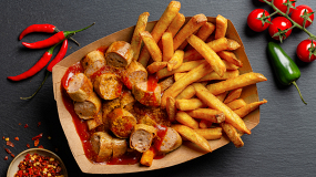 Doppel-Currywurst mit Pommes frites