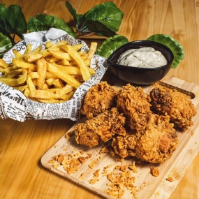 Combo: 2 Aripioare+2 Crispy strips + cartofi prajiti + sos usturoi +cola 0.33L