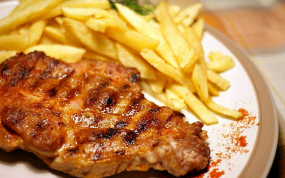 Meniu pulpa pui + cartofi prăjiți + cola 0.33L