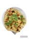 Pizza chléb s parmezánem, rukolou a rajčaty