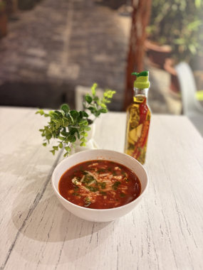 Nowość Zupa Pomidorowa z dodatkiem kluseczek parmezanowych oraz bazyliowego pesto