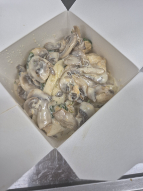 TAGLIATELLE Z KURCZAKIEM W SOSIE SEROWYM