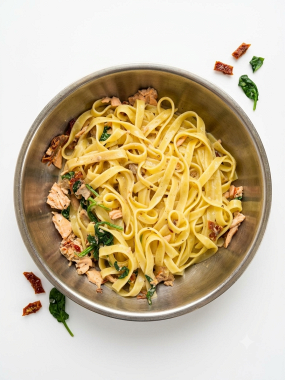 TAGLIATELLE Z ŁOSOSIEM