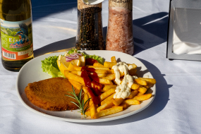Klassisch Schnitzel mit Pommes