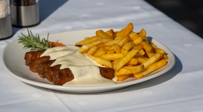 Cevapcici mit Kartoffelscheiben und Kajmak