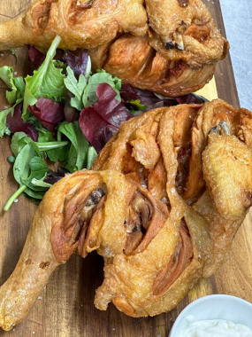 Pui întreg la tuci cu sos de usturoi 900/80 gr