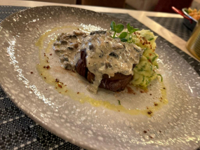 Mușchi de vita cu sos de ciuperci si trufe cu piure de cartofi și baby spanac 425 gr