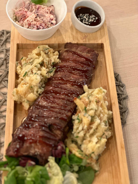 Coaste de porc barbeque cu cartofi zdrobiți și ceapă roșie, salată coleslaw 850 gr