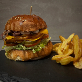 VEGE BURGER + HRANOLKY 170G + NÁPOJ 0,33L 