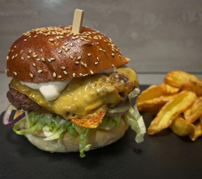 BEEF BURGER + HRANOLKY 170G + NÁPOJ 0,33L 