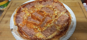 1. ŠUNKOVÁ PIZZA