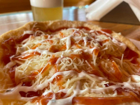 Langoš s domácího těsta s kečupem