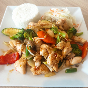 Kurczak smażony z trawą cytrynową na ostro