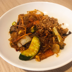 Makaron smażony z warzywami