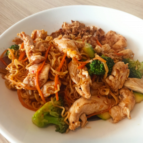 Makaron Wietnamski smażony z kurczakiem