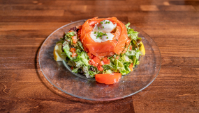 Salade d’Œufs Pochés au Saumon Fumé