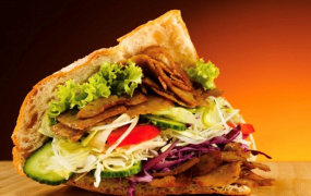 1. DÖNER MALÝ (kebab maso, ledový salát, zelí,rajčata,okurky,paprika,cibule,dresing v tureckém chlebu