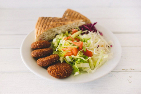 24. FALAFEL TALÍŘ (cizrnové karbanátky, ledový salát, zelí,rajčata,okurky,paprika,cibule,dresing s tureckým chlebem )