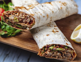 10. DÜRÜM KLASIK ( kebab maso, ledový salát, zelí,rajčata,okurky,paprika,cibule,dresing v tortille)