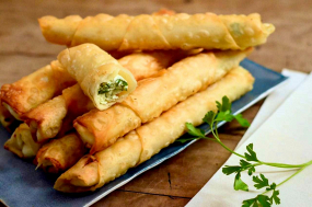 29. ZIGARREN BÖREK (stažené trubičky plněné sýrem a petrželi se salátem a dresingem)