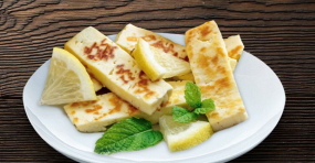 40. HALLOUMI BOX (halloumi sýr, kebab maso, ledový salát, zelí,rajčata,okurky,paprika,cibule, hranolky a dresing)
