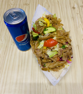 35. DÖNER KLASIK + nápoj 0,33 l (kebab maso, ledový salát, zelí,rajčata,okurky,paprika,cibule,dresing v tureckém chlebu) - 