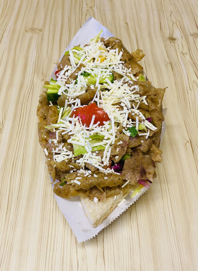 4. DÖNER KLASIK SE SÝREM (kebab maso, ledový salát, zelí,rajčata,okurky,paprika,cibule,dresing v tureckém chlebu a sýr)