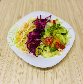 31. MÍCHANÝ SALÁT (ledový salát, zelí,rajčata,okurky,paprika a dresing s tureckým chlebem) -