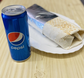 36. DÜRÜM KLASIK + nápoj 0,33 l (kebab maso, ledový salát, zelí,rajčata,okurky,paprika,cibule,dresing v tortille)