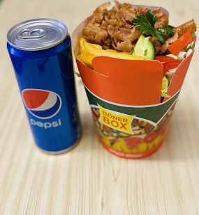 37. DÖNER BOX + nápoj 0,33 l (kebab maso, ledový salát, zelí,rajčata,okurky,paprika,cibule, hranolky a dresing)