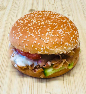 43. KEBAB BURGER (kebab maso,ledový salát,rajčata,okurka,dresing)