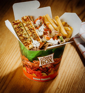 40. HALLOUMI BOX (halloumi sýr, kebab maso, ledový salát, zelí,rajčata,okurky,paprika,cibule, hranolky a dresing)