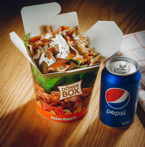 37. DÖNER BOX + nápoj 0,33 l (kebab maso, ledový salát, zelí,rajčata,okurky,paprika,cibule, hranolky a dresing)
