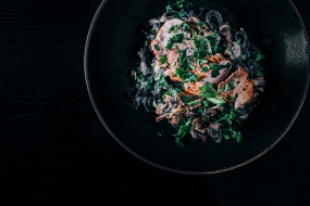 Czarne tagliatelle z polędwiczką wieprzową 