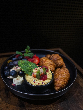 MINI CORNETTO Z OWOCAMI I KREMEM PISTACJOWYM