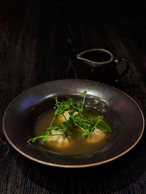 Rosół z pierożkami chinkali 