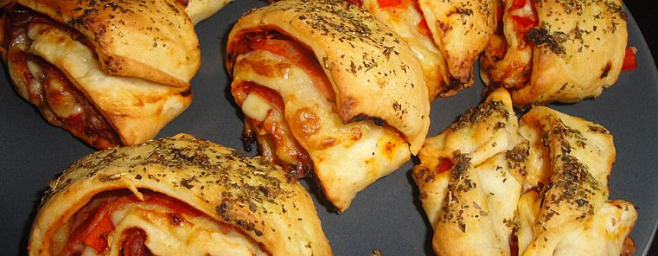 Gefüllte Pizzabrötchen